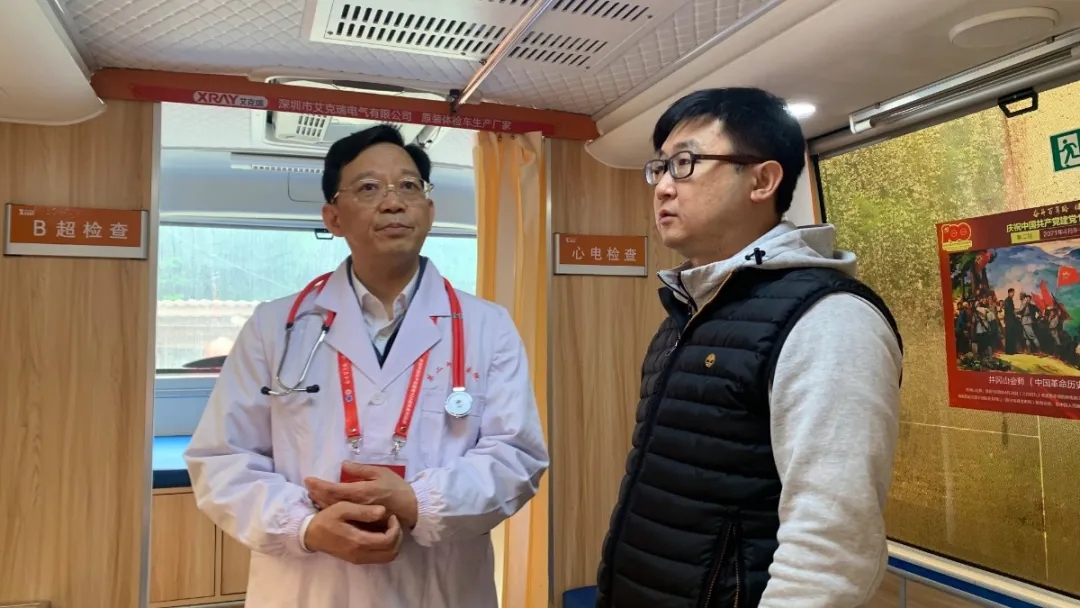 中华医学会主任委员郭清与天九国际手机新版
副总史臣    深入交流移动医疗车的应用及优势